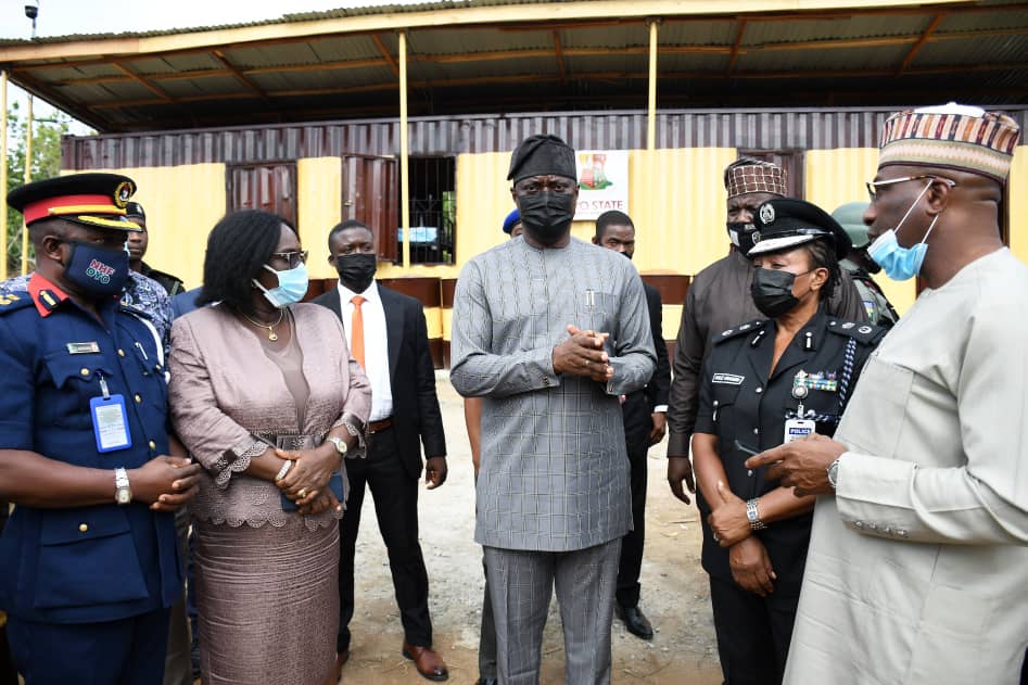 Makinde Inspects Security Base At Oyo/Ogun Border; Donates Operational Vehicles To NSCDC, Police