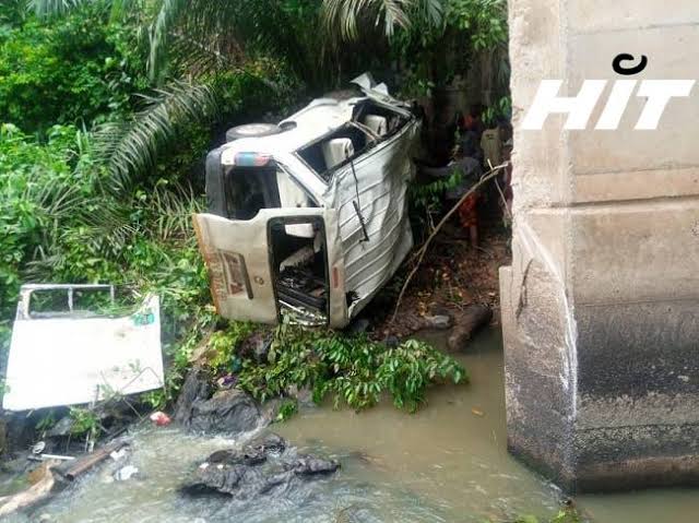 Witness Narrates Baby, Four Others Were Rescued In Accident Where 18-seater Bus Plunged Into Owena River