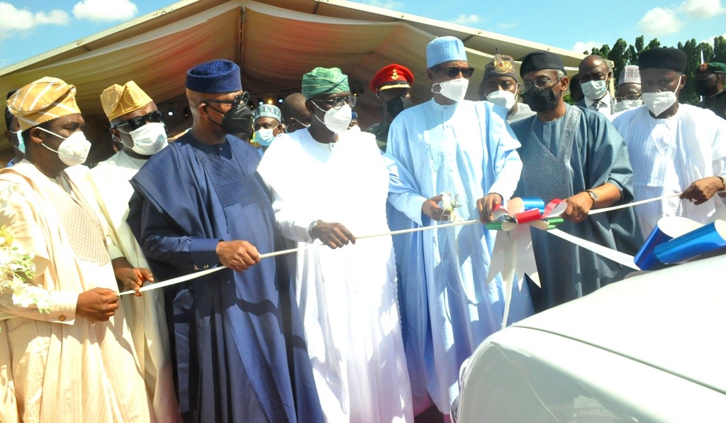 Sanwo-Olu Hands Over Crime FIGHTING Equipment To Police; Buhari Commends Lagos For Its Resilience