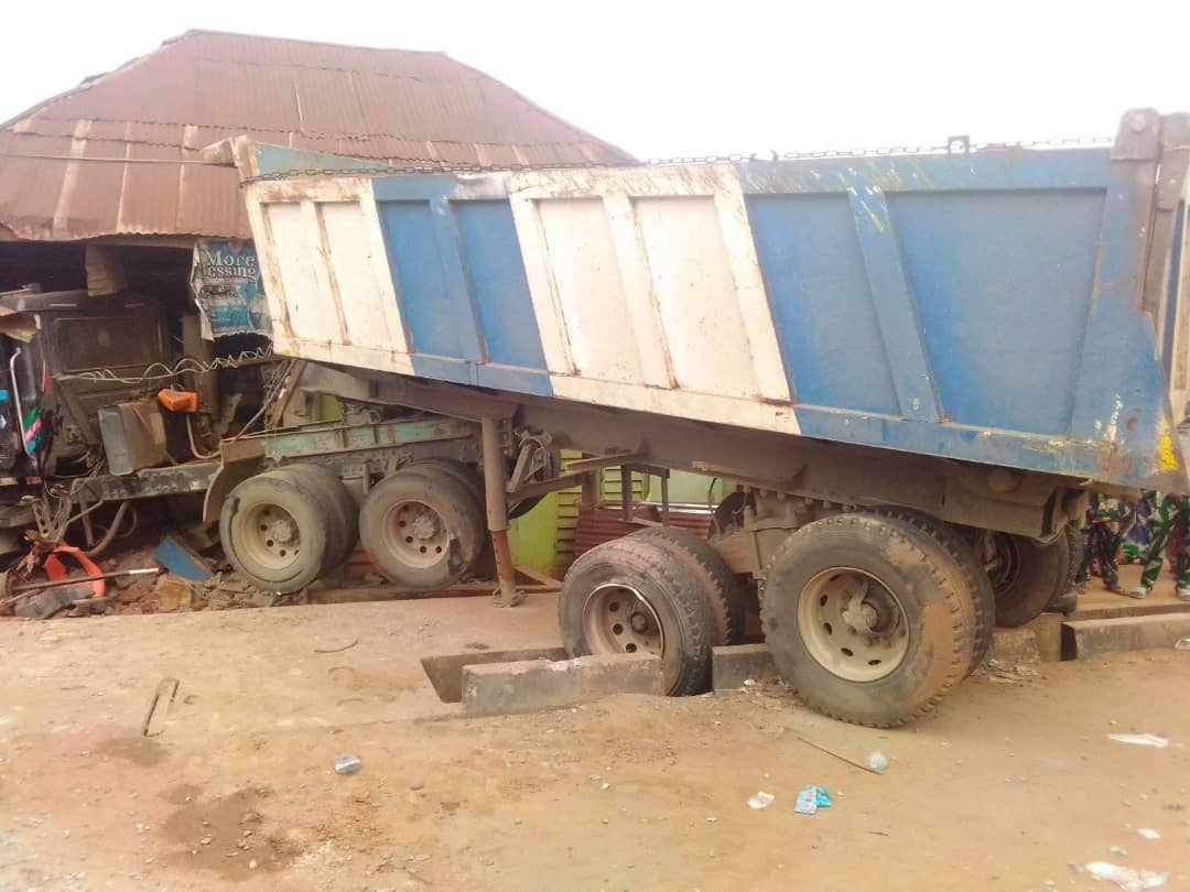 Truck Crushes Mother, Her Daughter, Okada Rider To Death Infront Of Their House In Ijebu Ode