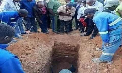 Pastor To Followers: Bury Me Alive, I'll Resurrect In Three Days Like Jesus; He Was Buried Alive But Failed To Resurrect + Photos