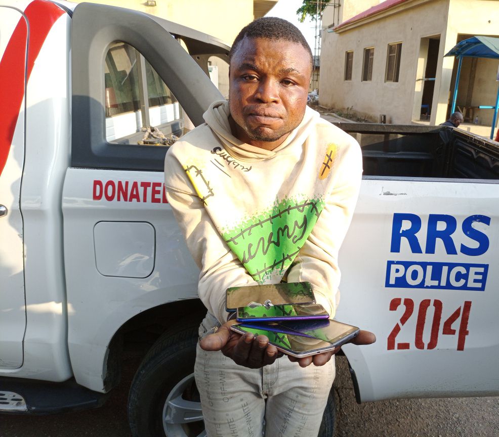 Watch Video As Serial Phone Thief Nabbed By Lagos RRS Demonstrate How He Operates; 5 Stolen Android Phones Recovered From Him