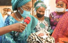 Mrs Akeredolu Presents Gifts To Ondo's Last, First Babies Of The Year