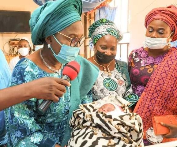 Mrs Akeredolu Presents Gifts To Ondo's Last, First Babies Of The Year